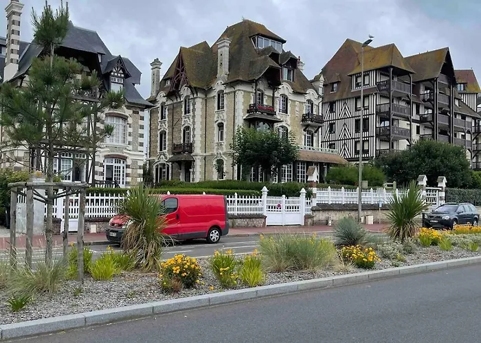 Les Embruns - Le Port ドーヴィル